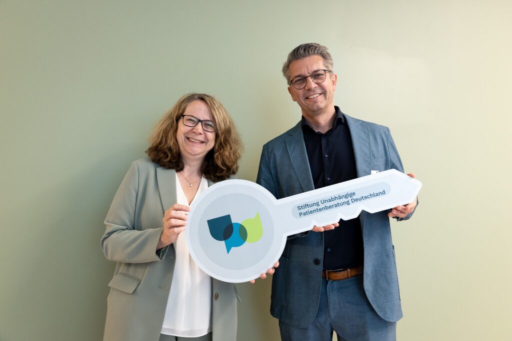 Bild zum Download zeigt die beiden Vorstandsmitglieder der Stiftung UPD Dr. Katharina Graffmann-Weschke und Sven Arndt bei der Eröffnung der Beratungsstelle Berlin