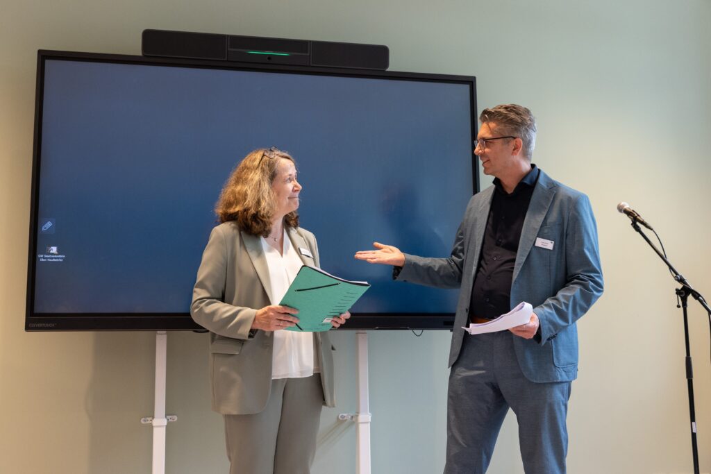 Bild zum Download zeigt die beiden Vorstandsmitglieder der Stiftung UPD Dr. Katharina Graffmann-Weschke und Sven Arndt bei der Eröffnungsrede der Beratungsstelle Berlin