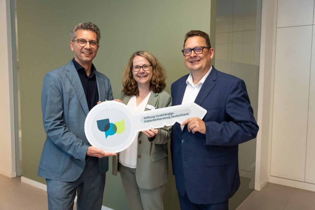 Bild zum Download zeigt die beiden Vorstandsmitglieder der Stiftung UPD Dr. Katharina Graffmann-Weschke (m.) und Sven Arndt (l.) mit dem Patientenbeauftragten Stefan Schwartze (r.) bei der Eröffnung der Beratungsstelle Berlin