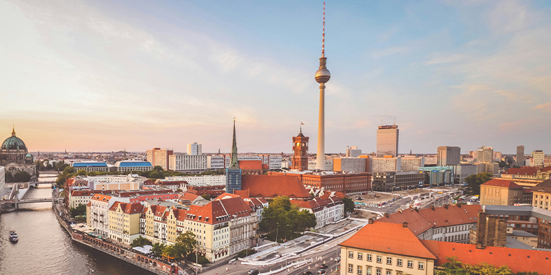 Panoramablick über die Berliner Innenstadt bei Sonnenuntergang mit dem Fernsehturm, dem Roten Rathaus, dem Berliner Dom und der Spree